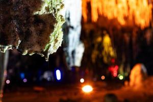 estalactitas en la cueva de khao bin en ratchaburi, tailandia. foto