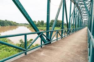 puente de hierro verde sobre el río foto