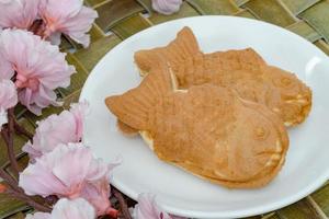 tortas taiyaki en manjar blanco con flor de cerezo, confitería japonesa foto