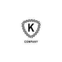 plantilla de diseño de logotipo alfabético de letra k. Ilustración de signo de escudo geométrico aislado sobre fondo blanco. concepto de logotipo de la compañía de seguros. vector