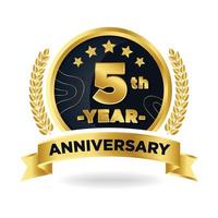 5to aniversario insignia dorada emblema logo celebración icono laurel corona líneas vector diseño