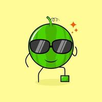 lindo personaje de sandía con expresión de sonrisa, anteojos negros, una pierna levantada y una mano sosteniendo anteojos. verde y amarillo. adecuado para emoticonos, logotipos, mascotas o pegatinas vector