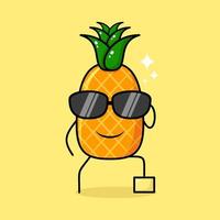 lindo personaje de piña con expresión de sonrisa, anteojos negros, una pierna levantada y una mano sosteniendo anteojos. verde y amarillo. adecuado para emoticonos, logotipos, mascotas o pegatinas vector