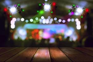 iluminación de concierto borrosa y bokeh en el escenario con piso de madera foto