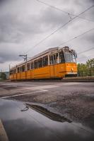 el famoso tranvía amarillo de budapest. foto