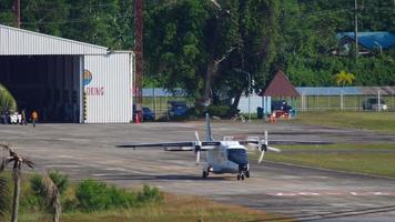 Royal Thai Navy pequeno avião de transporte taxiando do hangar video