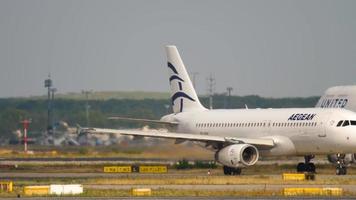 aegean airbus 321 in rullaggio sulla pista per la partenza. video