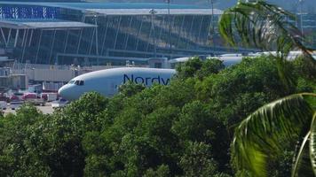 boeing 777 aterrizando en el aeropuerto de phuket video