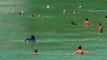 phuket, thaïlande 15 novembre 2018 surfeurs dans l'océan sur la plage de nai harn video