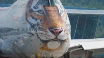 phuket, thailand - 2. dezember 2018 - rossiya boeing 747 ei-xld - sich um tiger zusammen kümmernd - wartender start vor dem abflug vom flughafen phuket. video