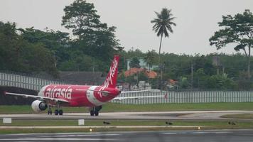 Airbus A320 som taxar på Phukets flygplats video