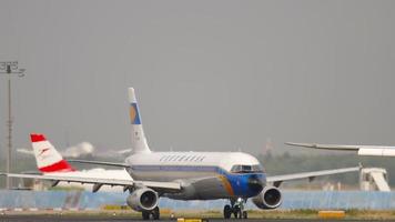 lufthansa airbus 320 se preparando para partir video