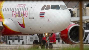 phuket, Tailandia - 1 dicembre 2018 - vietjet air airbus a320 hs-vkb girare la pista prima della partenza all'aeroporto internazionale di phuket video