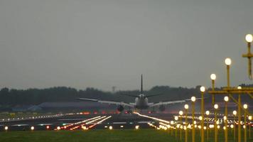 widebody-vliegtuig remmen na de landing op de startbaan 's ochtends. luchthaven van amsterdam, holland