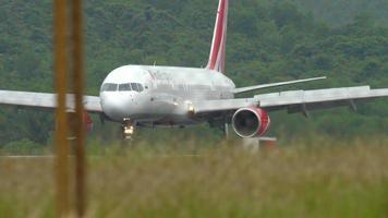 Boeing 757 taxiing after landing video