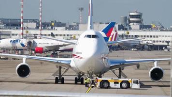 United Arab Emirates Royal Flight Boeing 747 towing video