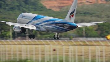 phuket, tailandia - 26 de noviembre de 2017 - bangkok airways airbus a320 hs-ppk acercándose antes de aterrizar en el aeropuerto internacional de phuket video