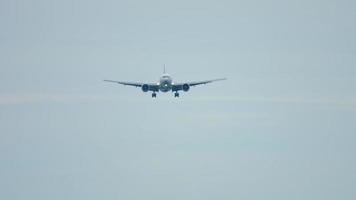 aereo widebody in avvicinamento prima di atterrare all'aeroporto di phuket. spiaggia di mai khao video