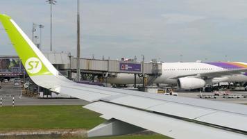 flygplan på Suvarnabhumi flygplats video