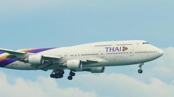 Thai Airways Boeing 747 se aproximando sobre o oceano video