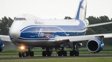amsterdam, países bajos - 25 de julio de 2017 - airbridgecargo boeing 747 vq-bfe turn runway antes de la salida en polderbaan 36l, aeropuerto shiphol, amsterdam, holanda