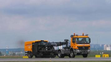 véhicule de nettoyage de piste à l'aéroport de kazan video