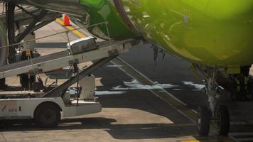 chargement des bagages à bord de l'avion video