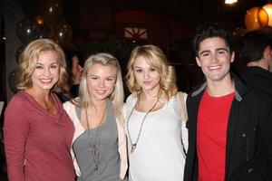 los angeles, 25 de marzo - jessica collins, kelli goss, hunter king, max erlich en el joven e inquieto pastel del 41 aniversario en cbs television city el 25 de marzo de 2014 en los angeles, ca foto