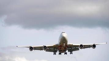 Boeing 737 airliner landing in Moscow. video