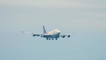 Thai Airways Boeing 747 approaching over ocean video