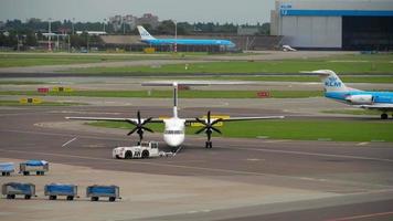 amsterdam, nederland - 29 juli 2017 - bombardier dash 8 q400 flybe push back voor het opstijgen op kaagbaan rwy 24, shiphol airport, amsterdam, holland video