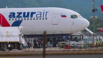 Passengers leaving airplane video