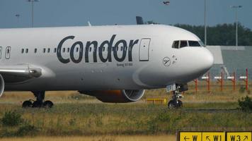 Condor Airlines boeing 767 roulage pour le départ video