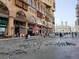 la meca, arabia saudita, junio de 2022 - hermosa vista de los edificios altos de jabal omar frente a la meca de masjid al haram. aquí se puede ver una gran cantidad de visitantes de todo el mundo. foto