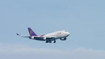 Thai Airways Boeing 747 approaching over ocean video