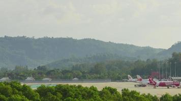 vista panorâmica do aeroporto internacional de phuket, timelapse video