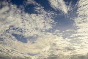 cumulonimbus, las nubes gruesas son grises y cubren el cielo en un área amplia foto