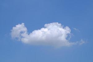 nubes blancas en el cielo. foto