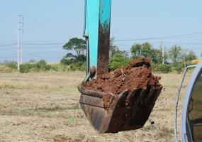 Excavadora cargadora de ruedas y basculante volquete. foto