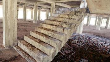 un edificio abandonado debido a una construcción fallida. foto