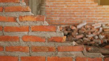 primer plano de los escombros de un edificio industrial que se derrumba en un montón de hormigón y ladrillo. y los escombros irregulares causados por la falla de los ingenieros en la construcción abandonada. foto