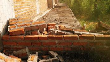 primer plano de los escombros de un edificio industrial que se derrumba en un montón de hormigón y ladrillo. y los escombros irregulares causados por la falla de los ingenieros en la construcción abandonada. foto