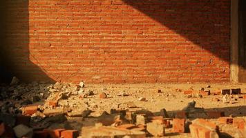 primer plano de los escombros de un edificio industrial que se derrumba en un montón de hormigón y ladrillo. y los escombros irregulares causados por la falla de los ingenieros en la construcción abandonada. foto