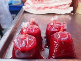 primer plano de sangre de cerdo fresca a la venta en el mercado de productos frescos foto