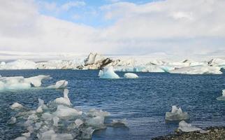iceberg azul claro brillante flotando en el lago jokulsarlon agua fría azul en islandia 66 foto