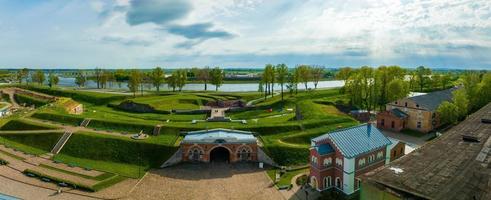 vista aérea de la fortaleza de daugavpils y daugavpils foto