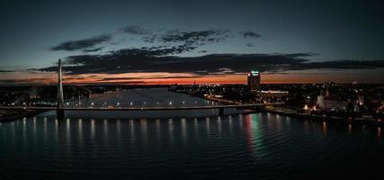 vista panorámica aérea del puente de riga sobre el río daugava por la noche. puente atirantado en riga, letonia por la noche. foto