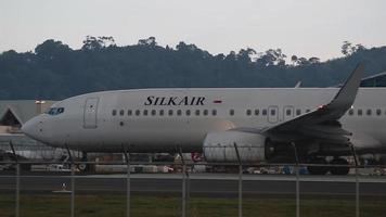 silkair boeing 737 partenza video