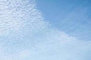 cielo azul fresco y nubes blancas suaves, limpio en un caluroso día de verano. hay un espacio de copia para poner el diseño o el texto a la derecha de la imagen. el concepto de la sensación de clima fresco. foto