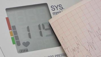 monitor de pressão arterial digital moderno e cardio gráfico, closeup video